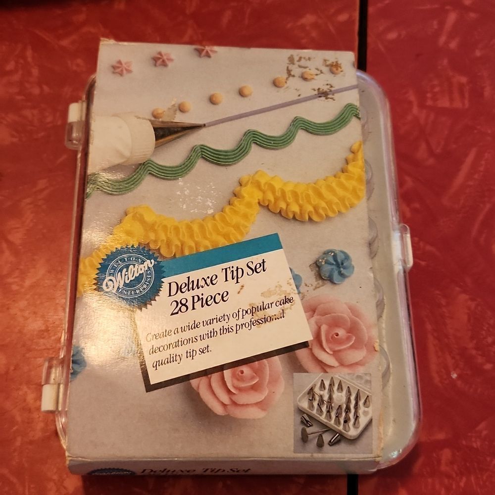 Wilton 1987 Cake Decorating Tip Set 17 pieces